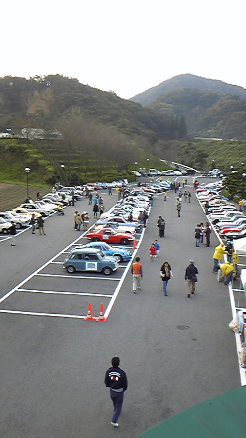 続々と