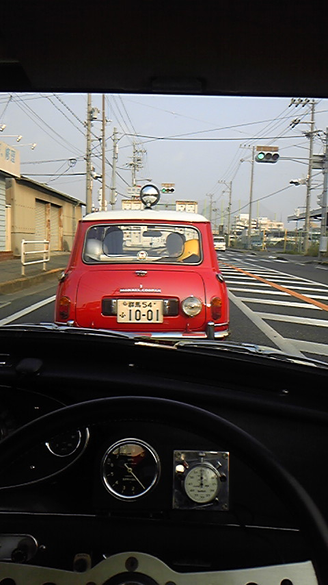 何故か