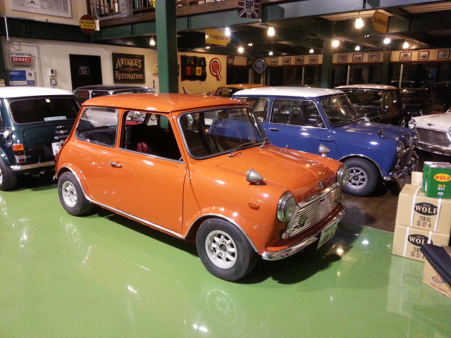 オレンジ色の…