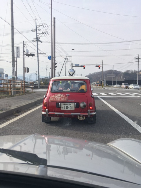 派手