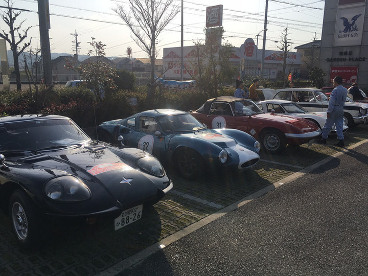 続々と