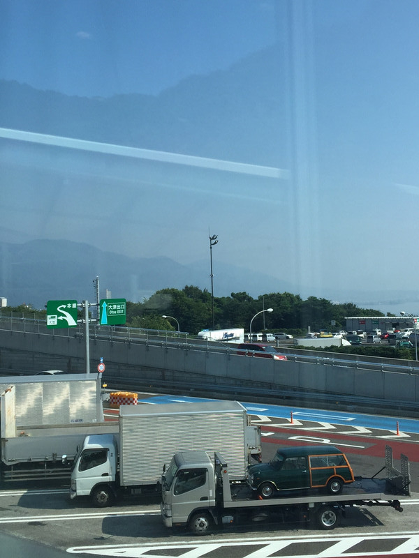 一旦東へ、また西へ。