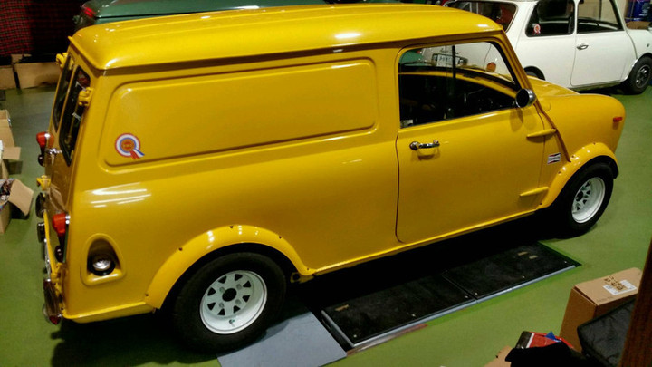 黄色いMiniVan