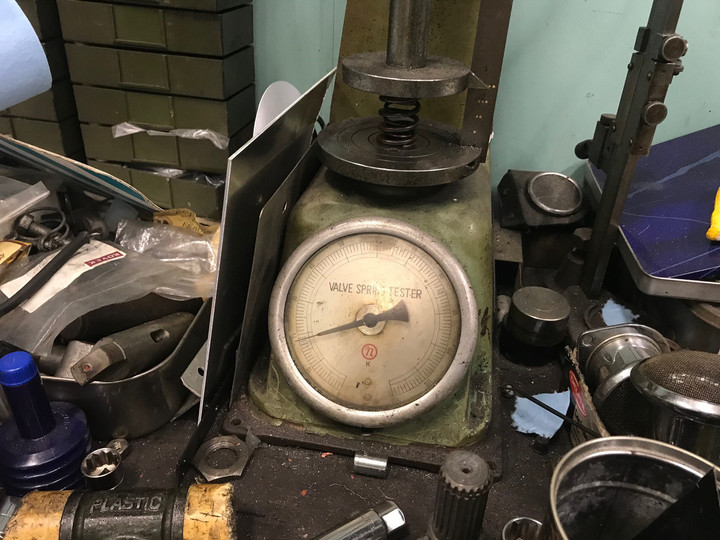 強いバネ、弱いバネ。