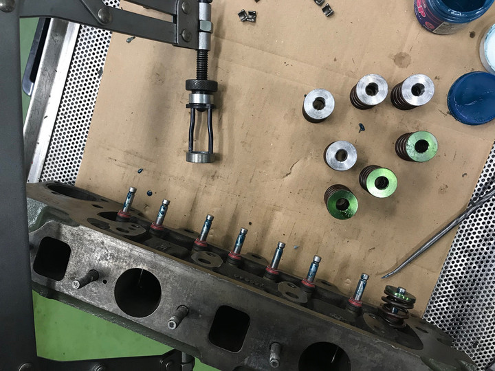 強いバネ、弱いバネ。