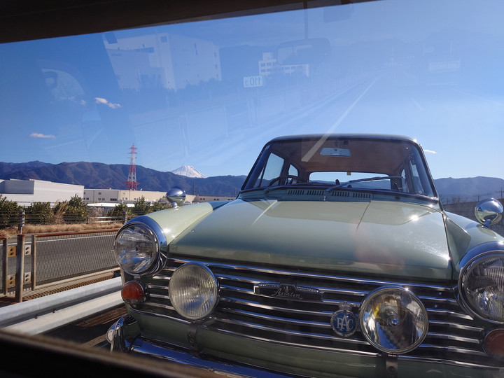 後ろに見えるは